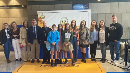 Foto con los miembros del jurado y los equipos docentes de los tres colegios participantes