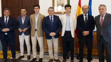 Carlos Tirado y Cid de María, junto a los representantes de la Junta de Andalucía