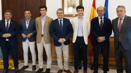 Carlos Tirado y Cid de María, junto a los representantes de la Junta de Andalucía