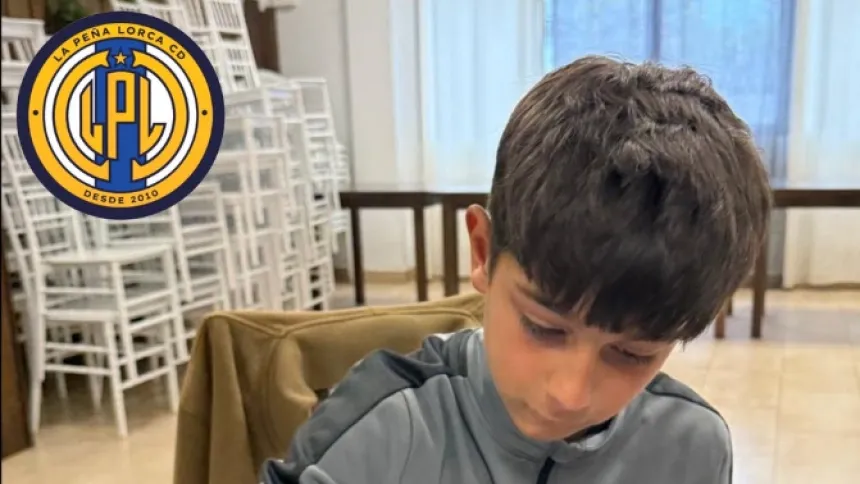 Ignacio Carralero, firmando su contrato con el Villarreal CF