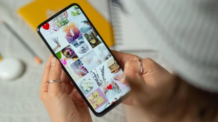 Una joven observa la galería de su smartphone