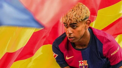 Lamine Yamal del FC Barcelona con una bandera durante el partido de La Liga EA Sports entre el FC Barcelona y el Villarreal CF disputado en el Estadio Lluis Companys el 18 de mayo de 2025 en Barcelona.