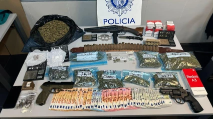 Droga y material intervenido por la Policía