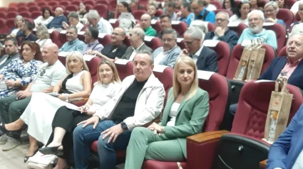 Santiago Navarro, el secretario saliente de CCOO, sentado junto a la delegada del Gobierno, Mariola Guevara