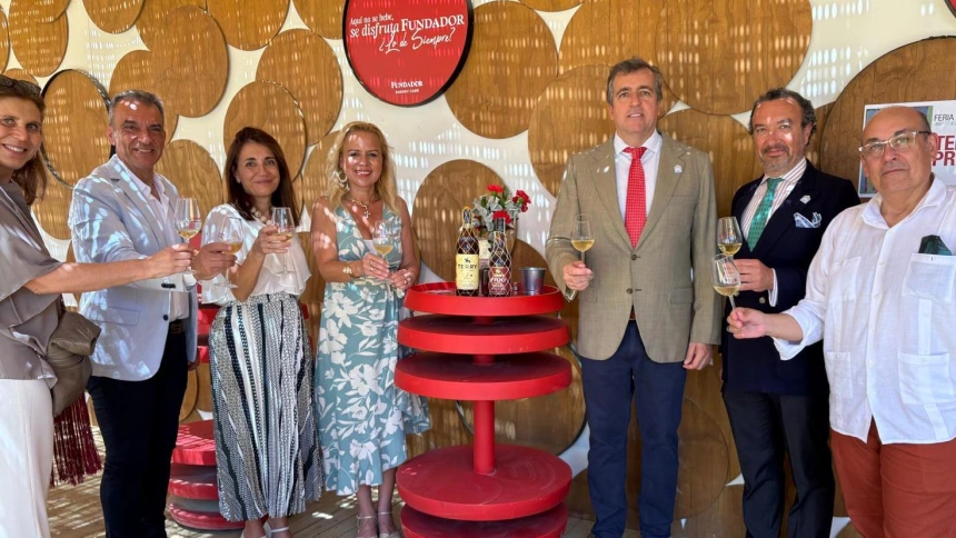 La delegada de Bienestar Social del Ayuntamiento de Jerez, Yesica Quintera, acompañada de parte del equipo de COPE en la Caseta Fundador