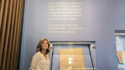 La directora del Archivo Municipal, Ana Verdú, posa junto al Fuero de la ciudad