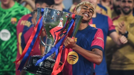 Lamine Yamal posa con el título de campeón de LaLiga en Montjuic.