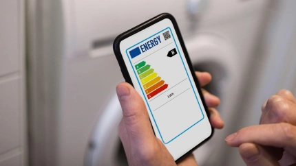 Una persona revisando etiquetas energéticas en su teléfono móvil