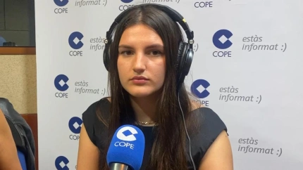 Mar, la joven catalana de 21 años estafada, frente al micrófono de Cadena COPE