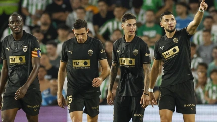 Rafa Mir celebra 1-1 del Valencia contra el Betis