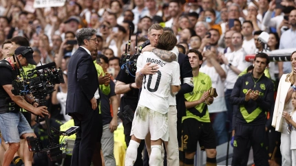 Modric se abraza con Toni Kroos en su último partido en el Bernabéu