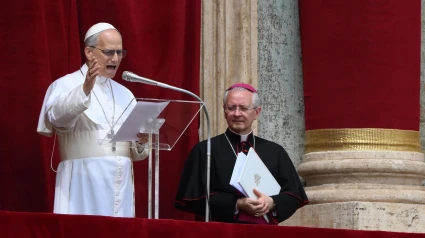El Papa León XIV dirige la oración del Regina Coeli desde la logia central de la Basílica de San Pedro, Ciudad del Vaticano