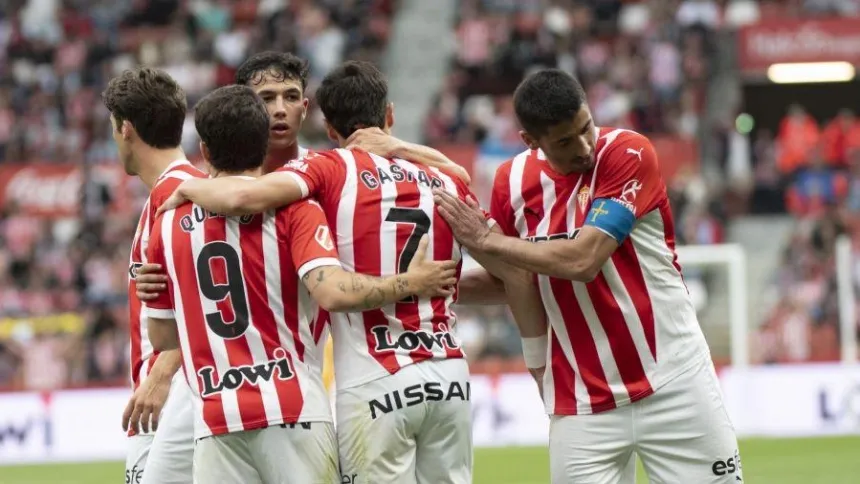 Cote celebra con sus compañeros un gol al Cartagena.