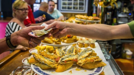 Va a cobrar la cuenta a unos clientes de su bar y se encuentra una nota y la mesa vacía: varias veces