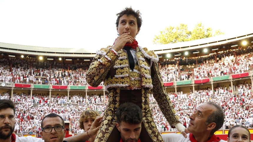 Andrés Roca Rey en una salida a hombros el pasado año en Pamplona