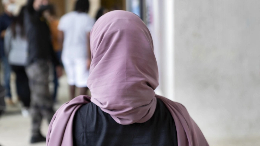 Junts propone que se prohíba en las escuelas de Cataluña el velo islámico y que se prohíba el burka y el niqab en los espacios públicos.