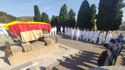 Acto en el mausoleo de Peral en Cartagena