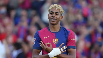 Lamine Yamal (FC Barcelona) celebra tras marcar el primer gol de su equipo durante el partido de La Liga EA Sports entre el FC Barcelona y el Villarreal CF en el Estate Olimpic Lluis Companys el 18 de mayo de 2025 en Barcelona.