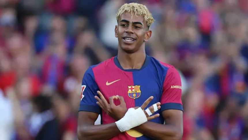 Lamine Yamal (FC Barcelona) celebra tras marcar el primer gol de su equipo durante el partido de La Liga EA Sports entre el FC Barcelona y el Villarreal CF en el Estate Olimpic Lluis Companys el 18 de mayo de 2025 en Barcelona.