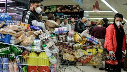 Decenas de personas cargadas con provisiones durante la pandemia