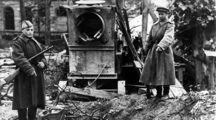 Soldados rusos señalan el lugar donde murió Adolfo Hitler