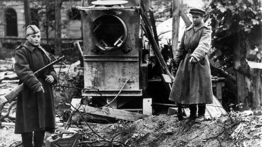 Soldados rusos señalan el lugar donde murió Adolfo Hitler