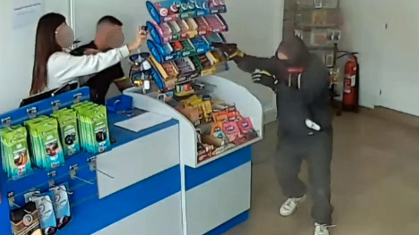 Momento del atraco en la gasolinera de Águilas en una imagen captada por las cámaras de seguridad