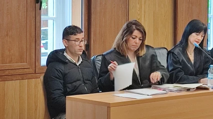 José Uriel con su abogada en el juicio