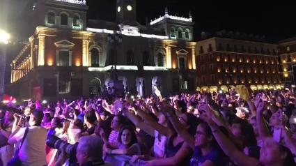 El alcalde de Valladolid, Jesús Julio Carnero, anuncia a las pregoneras de la Feria y Fiestas de la Virgen de San Lorenzo del próximo mes de septiembre