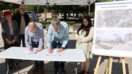 Antón Bao e Rubén Arroxo foron os primeiros en deixar a súa sinatura en apoio do Gran Parque Central de Lugo