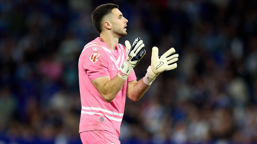 Joan García del RCD Espanyol durante el partido de LaLiga entre el RCD Espanyol de Barcelona y el FC Barcelona en el estadio RCDE