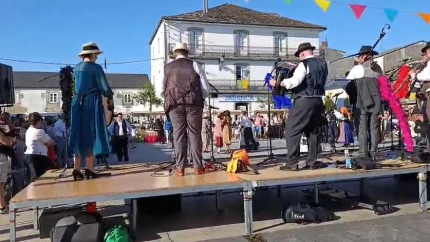 Rábade en plena conmemoración con música, baile y mercado
