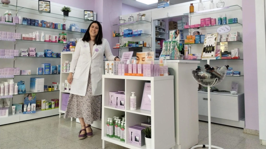 Nuria García Camarma en su farmacia, en Quer