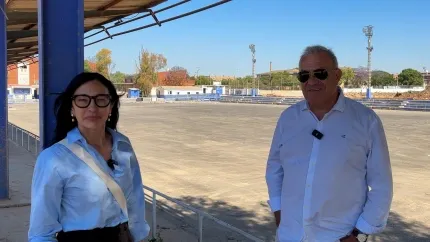 Pilar Cisneros junto al presidente del Paiporta CF delante del estadio del club