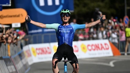Prodhomme, ciclista del Ag2r, celebra la victoria en la 19ª etapa del Giro