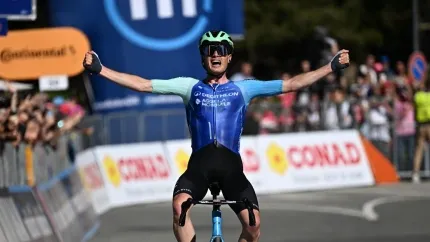 Prodhomme, ciclista del Ag2r, celebra la victoria en la 19ª etapa del Giro