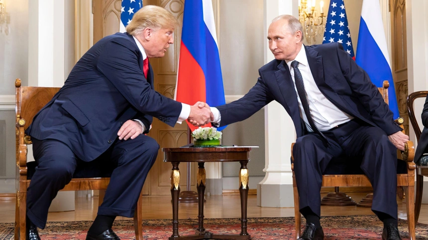El presidente Donald Trump estrecha la mano con Vladimir Putin durante una reunión en 2019