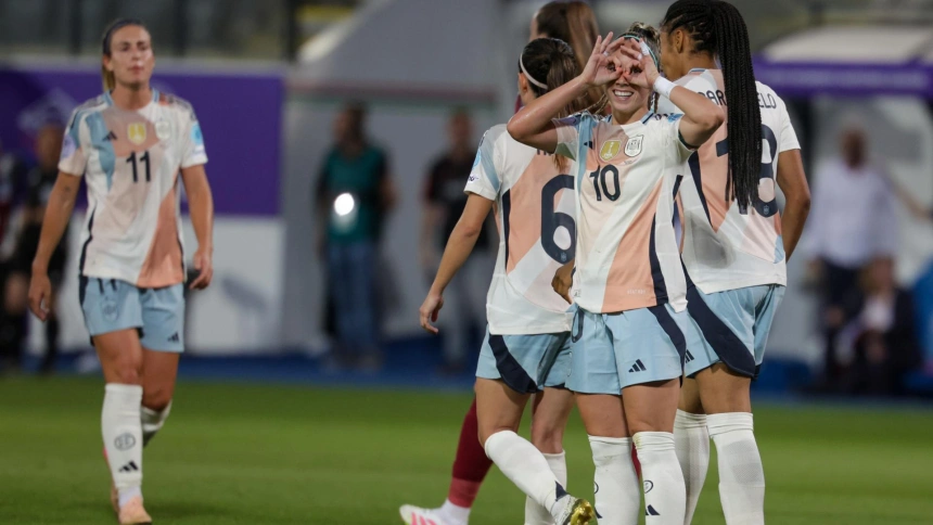 Athenea del Castillo celebra el 0-3 de España contra Bélgica