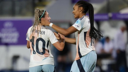 Athenea del Castillo celebra con Salma el 0-4 de España contra Bélgica