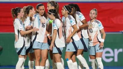 Alba Redondo celebra con sus compañeras el 0-5 de la selección española