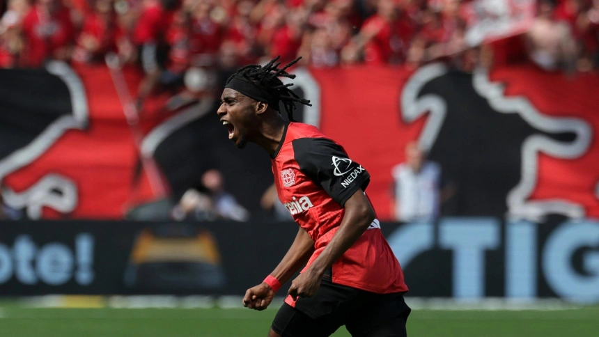 Jeremie Frimpong celebra un gol en un partido del Bayer Leverkusen