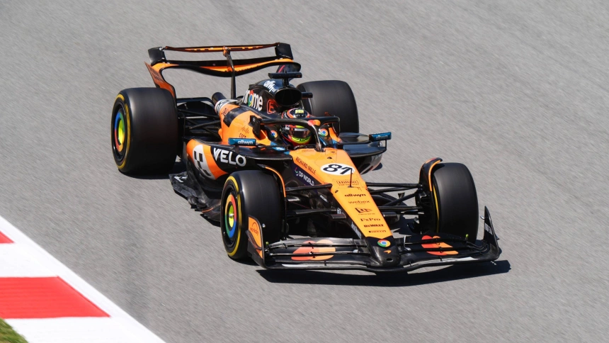 Piastri rodando en el circuito de Montmeló durante los entrenamientos libres