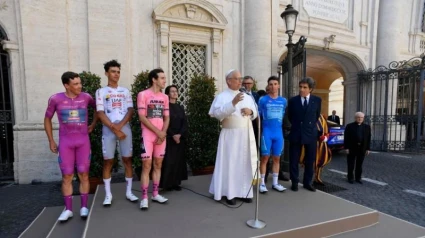 El Papa saluda a los ciclistas que participan en la última etapa de la competición 'Giro de Italia'