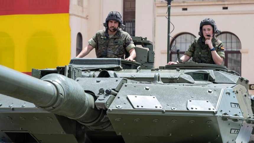 Dos militares sobre un tanque Leopard del Ejército de Tierra