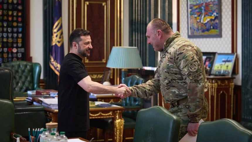 El Presidente de Ucrania, Volodímir Zelenski, estrecha las manos con el jefe del servicio de seguridad ucraniano, Vasyl Malyuk