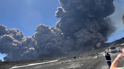 Turistas fotografían la erupción del Etna