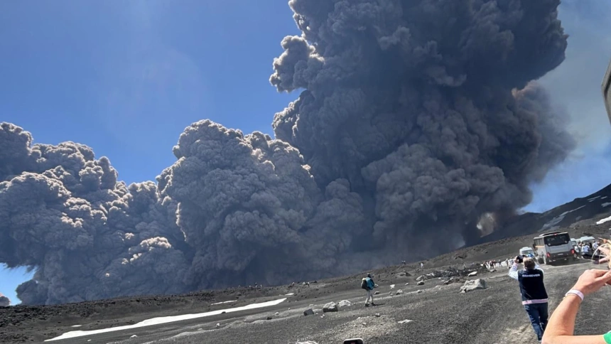 Turistas fotografían la erupción del Etna