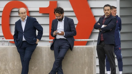 GRAFAND7734. SEVILLA, 14/04/2025.- El presidente del Sevilla, José María del Nido Carrasco (i), el vicepresidente José Castro (i) y el director deportivo, Víctor Orta (c), presenciando el primer entrenamiento de Joaquín Caparrós, técnico de 69 que sustituye a García-Pimienta, esta tarde en la ciudad deportiva del Sevilla. EFE/ Julio Muñoz