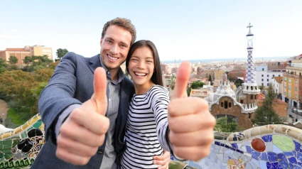 Una pareja de turistas visita el Parque Güel de Barcelona rebosante de alegría