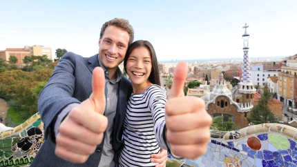 Una pareja de turistas visita el Parque Güel de Barcelona rebosante de alegría